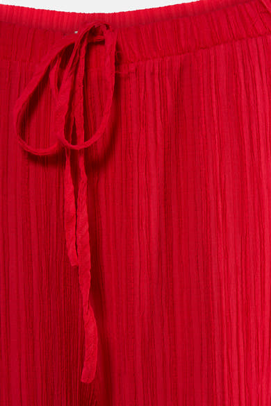 Pantalon rouge en tissu froissé de FREEQUENT avec un cordon de serrage noué à la taille.