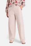 Gekleurde beige jeans van FREEQUENT, wijde pijpen en een relaxte pasvorm op een witte achtergrond.