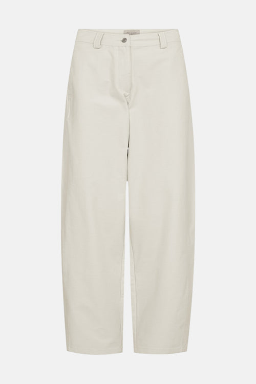 Jean coloré beige de FREEQUENT, jambe large et coupe décontractée sur fond blanc.