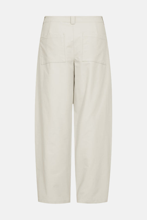 Jeans coloré beige de FREEQUENT, avec poches arrière carrées et coupe ample, sur fond uni.