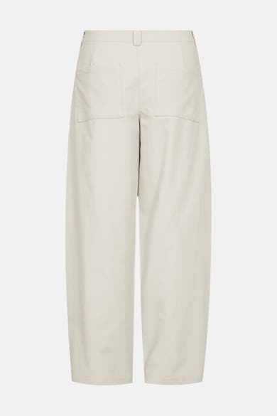 Beige gekleurde jeans van FREEQUENT, met vierkante achterzakken en een losse pasvorm, op een effen achtergrond.