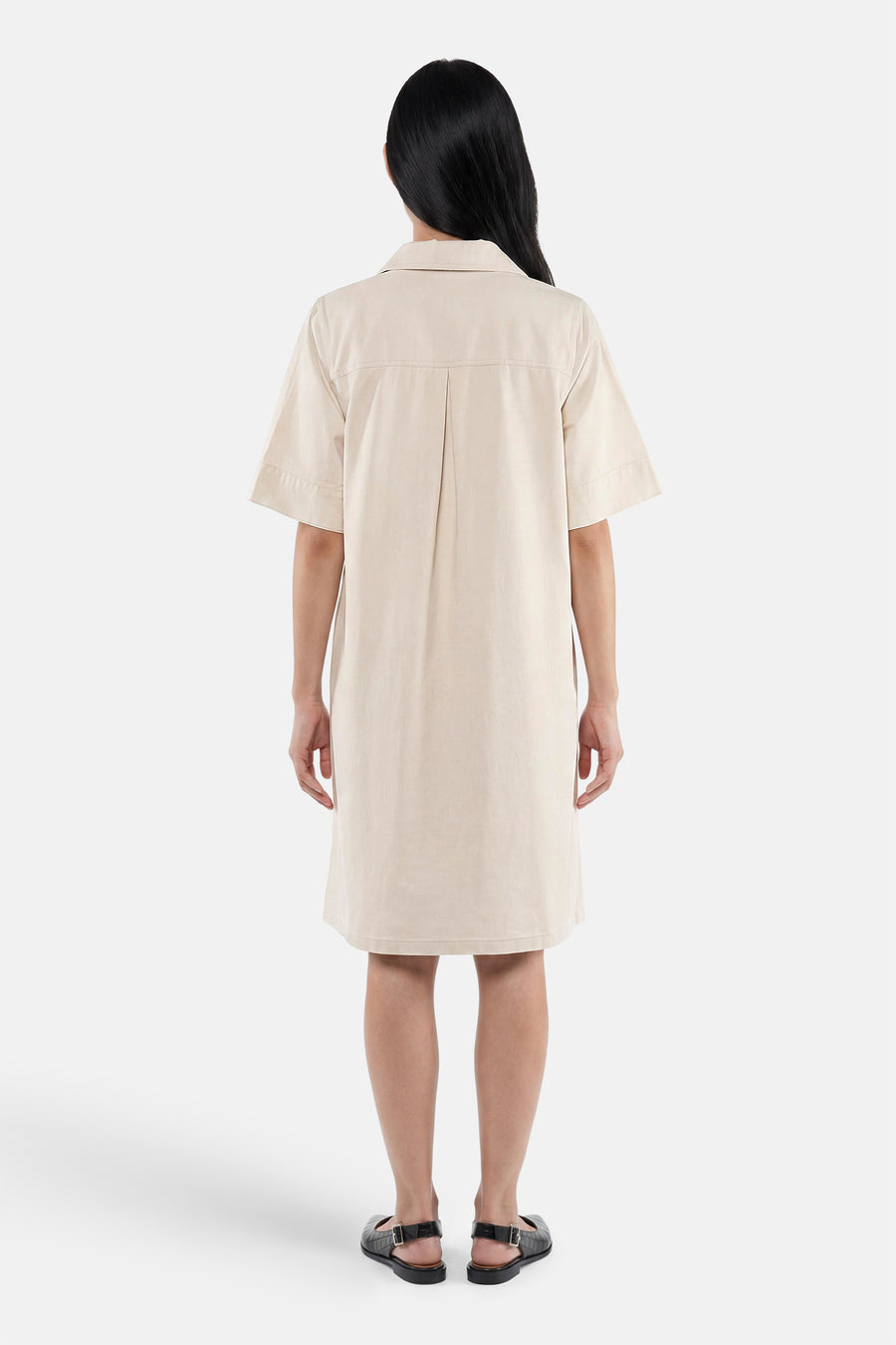 Robe beige de FREEQUENT, modèle chemise ample à manches courtes avec col et pli central au dos.
