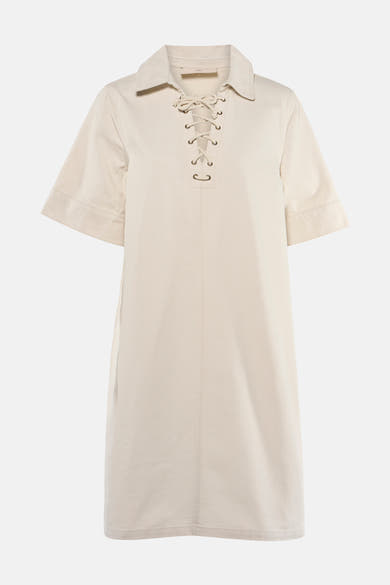 Robe beige de FREEQUENT avec col chemise, décolleté lacé et manches courtes.