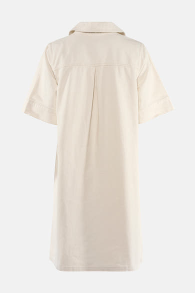 Robe beige de FREEQUENT vue de dos, à manches courtes, col chemise et pli d'aisance au dos.