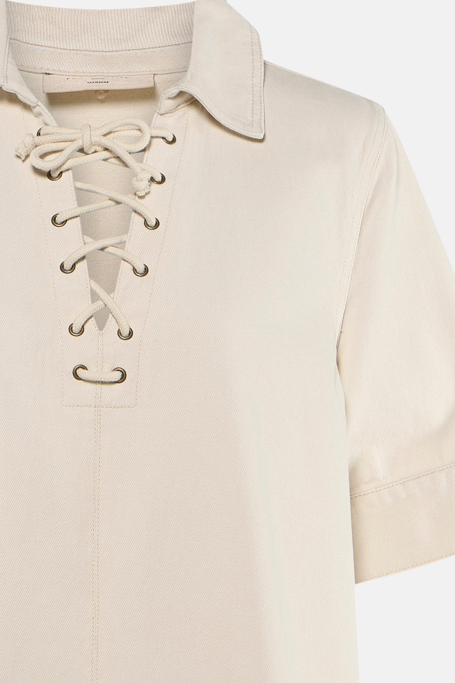 Robe beige en tissu sergé de FREEQUENT, avec col, encolure lacée et manches courtes.