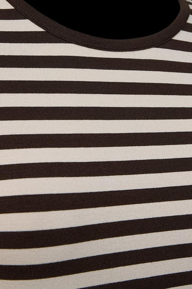 Gros plan sur l’encolure ronde et les rayures horizontales marron et écru d’un T-shirt manches longues FREEQUENT