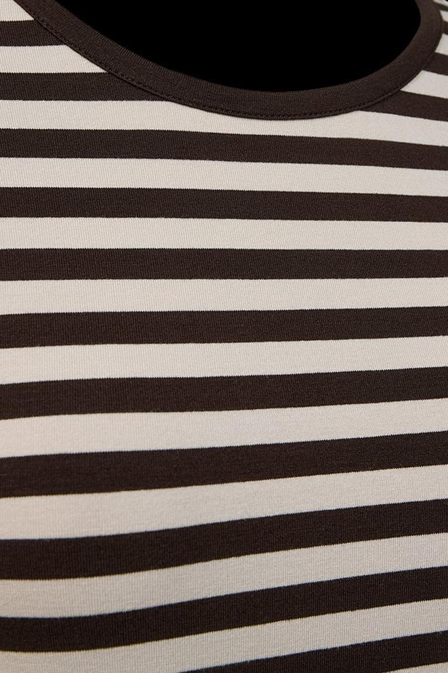 Gros plan sur l’encolure ronde et les rayures horizontales marron et écru d’un T-shirt manches longues FREEQUENT