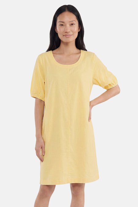 Robe jaune de FREEQUENT avec encolure ronde et manches courtes bouffantes.