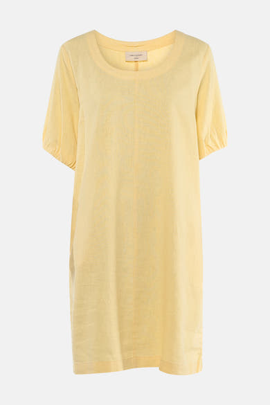 Robe jaune de FREEQUENT en tissu texturé, avec encolure ronde et manches courtes légèrement bouffantes.