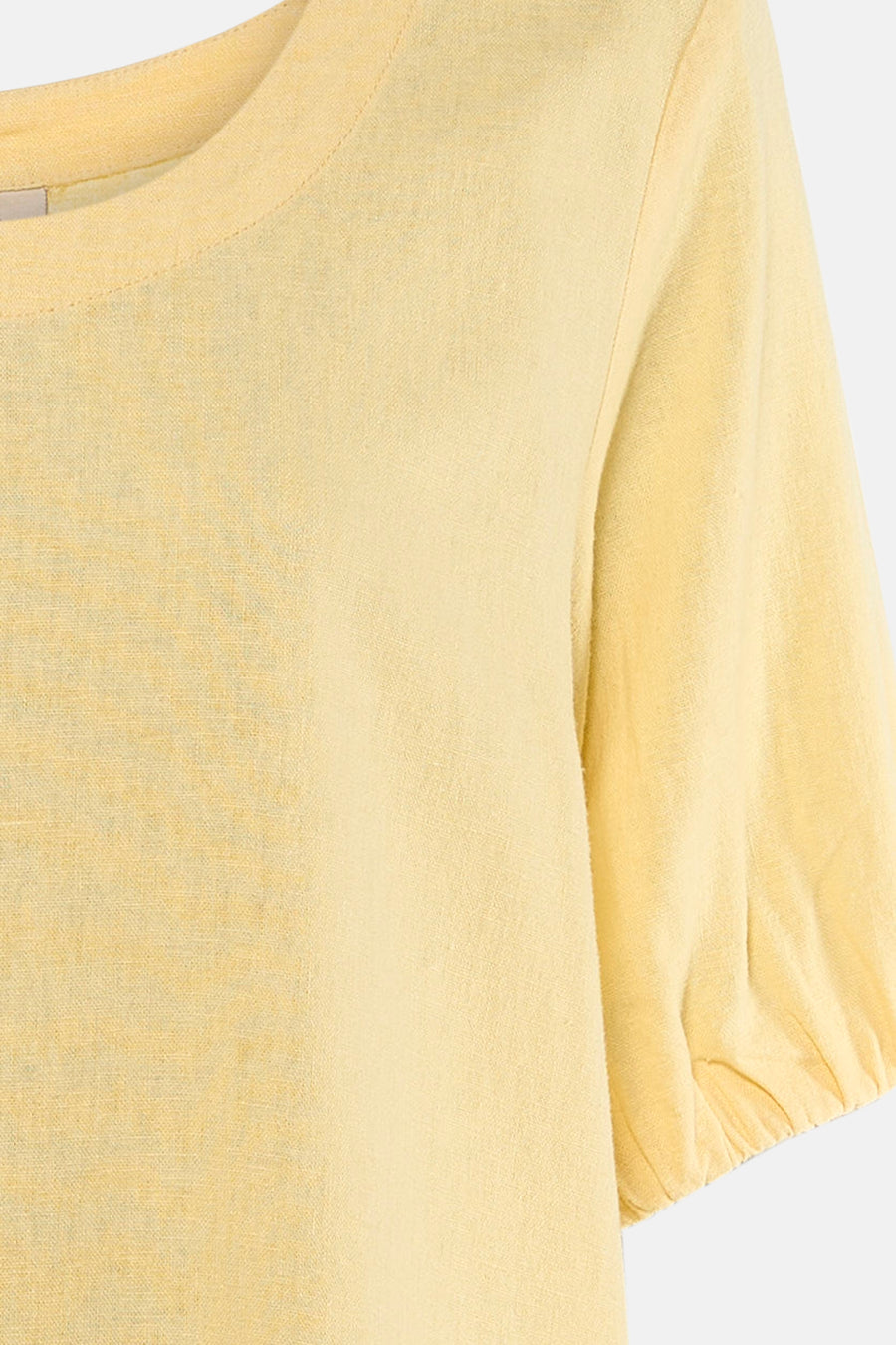 Robe jaune pâle en tissu texturé de FREEQUENT, avec col rond et manches courtes légèrement bouffantes.