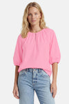 Blouse rose de FREEQUENT avec encolure froncée à fente, manches bouffantes 3/4, portée avec un jean bleu.
