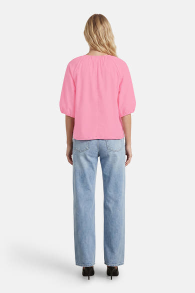 Blouse rose à manches 3/4 de FREEQUENT, vue de dos, col froncé et manches bouffantes, portée avec un jean clair.