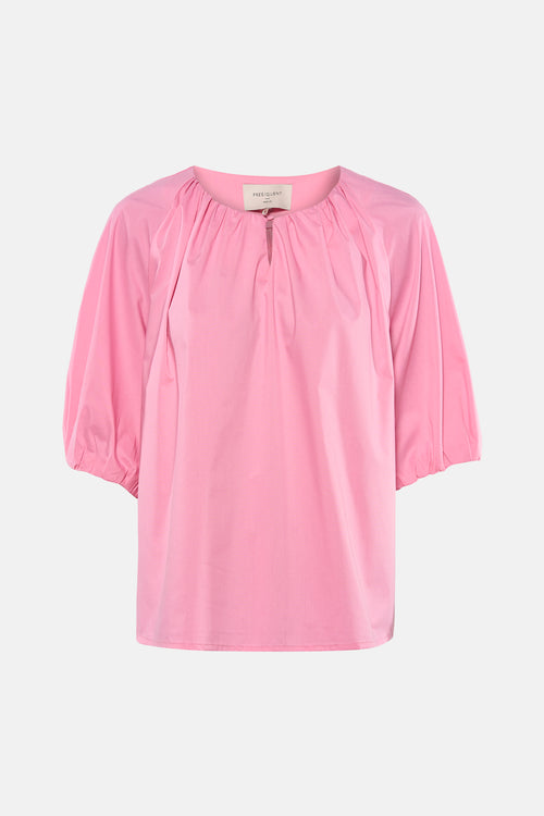 Blouse rose de FREEQUENT à manches 3/4 bouffantes, encolure froncée et petite fente.