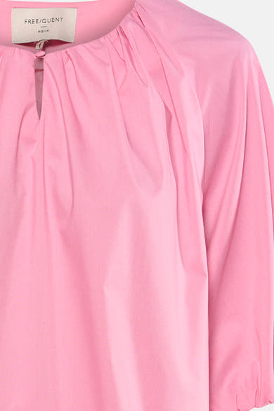 Blouse rose de FREEQUENT à encolure froncée avec fente goutte d'eau et bouton.