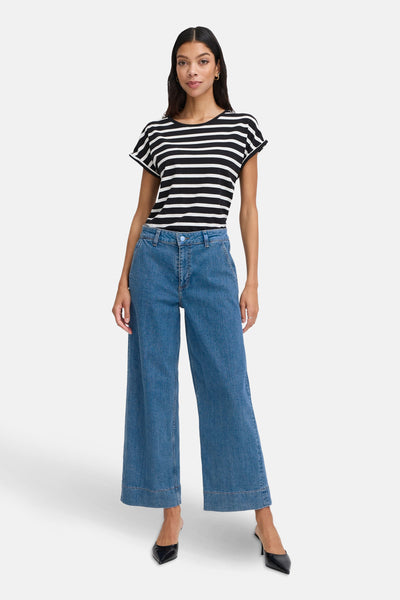 Jean large en denim bleu clair de B.YOUNG, avec taille haute et jambes larges.