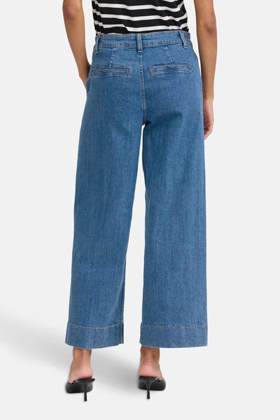 Jean large en denim bleu clair de B.YOUNG, avec poches arrière et ourlets larges.