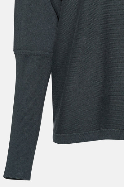 Pull à col rond vert par B.YOUNG, en tricot fin, avec manches longues et bords-côtes.