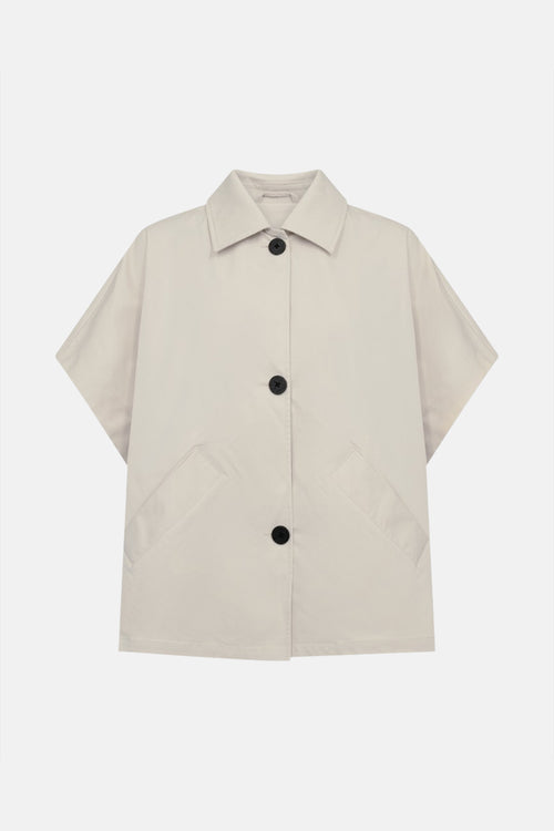 Veste courte beige de Freequent, avec des boutons noirs et des poches plaquées.