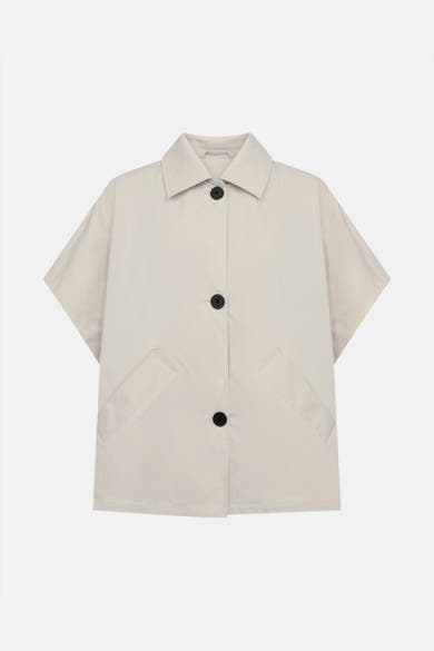 Veste courte beige de Freequent, avec des boutons noirs et des poches plaquées.