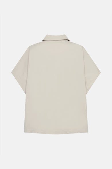 Veste courte beige de FREEQUENT, avec col classique, manches courtes et coupe carrée.