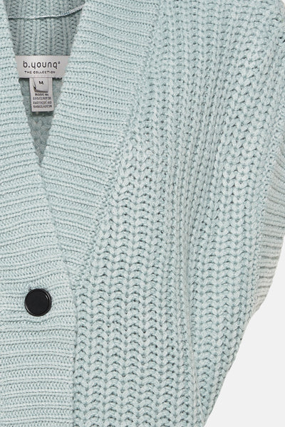 Groene kabelgebreide cardigan van B.YOUNG, met een zwarte knoop en gebreide textuur.