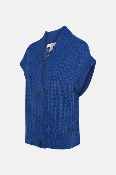 Blauwe kabelgebreide cardigan van B.YOUNG, met korte mouwen en knoopsluiting aan de voorkant.