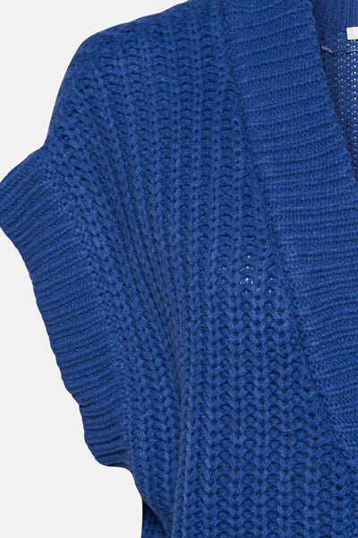 Cardigan bleu en maille épaisse de B.YOUNG, détail ajouré sur le devant, gros plan.
