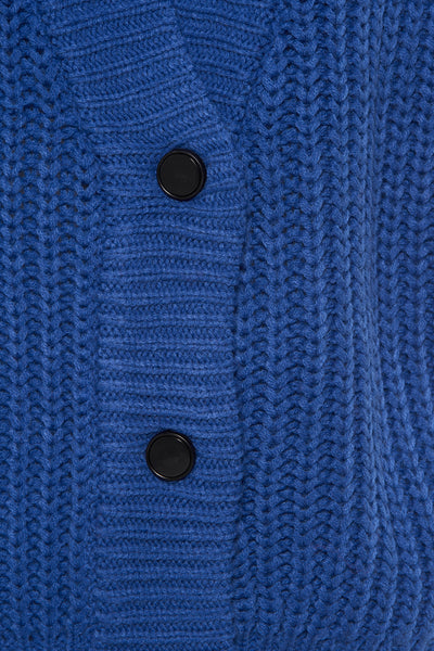 Cardigan bleu en tricot, de B.YOUNG, avec une texture épaisse et deux boutons noirs visibles.