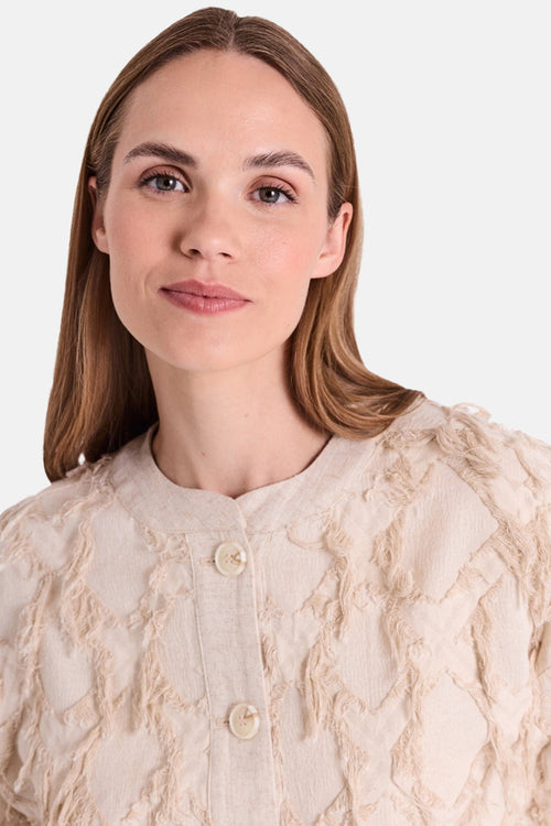 Chemise à manches longues beige de FREEQUENT, à texture frangée et fermeture boutonnée devant.
