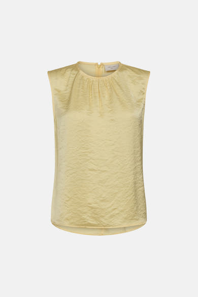 Blouse sans manches jaune de FREEQUENT avec un tissu froissé brillant et un col rond plissé, vue de face.