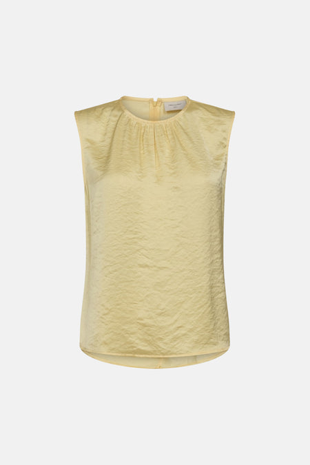 Blouse sans manches jaune de FREEQUENT avec un tissu froissé brillant et un col rond plissé, vue de face.