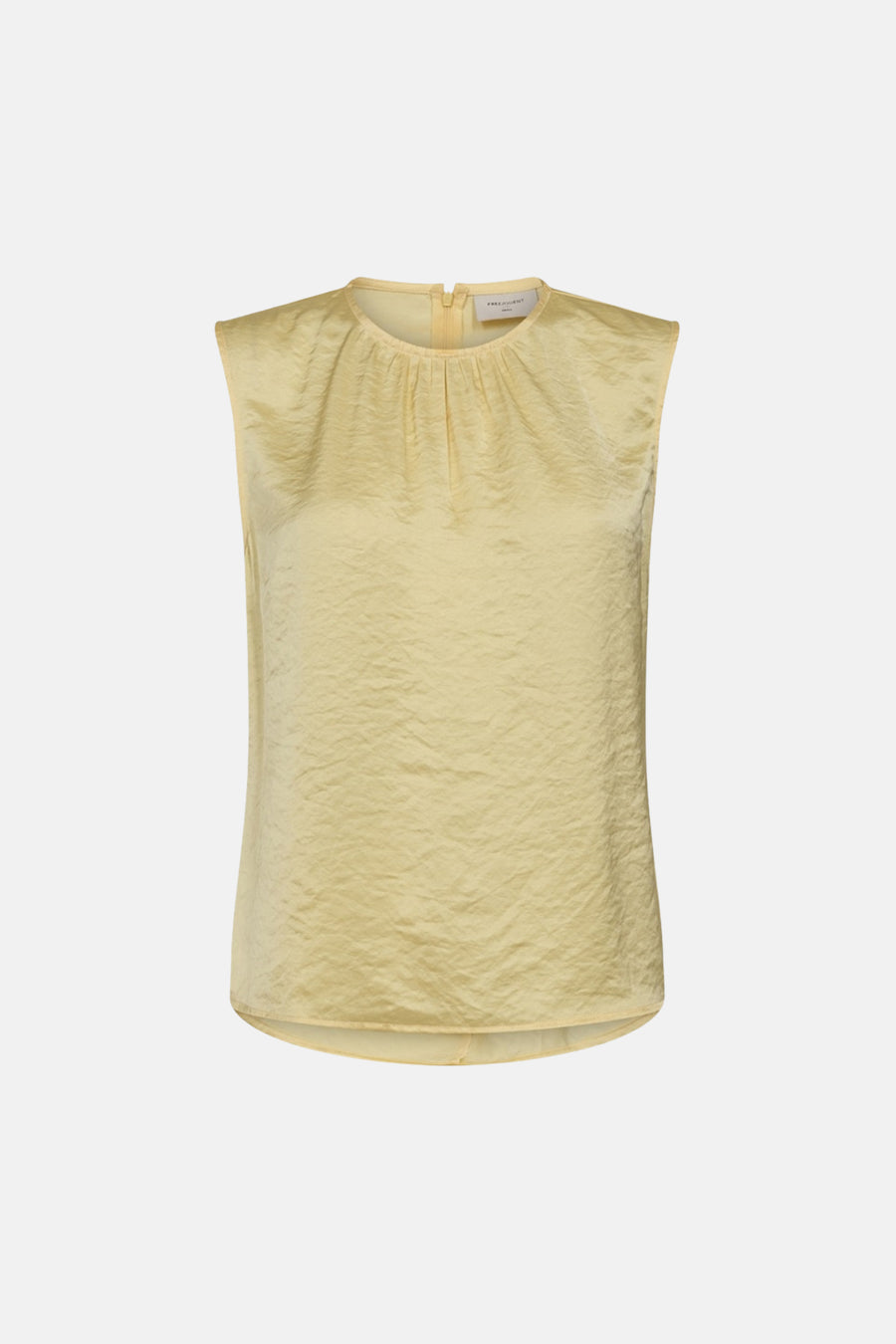 Blouse sans manches jaune de FREEQUENT avec un tissu froissé brillant et un col rond plissé, vue de face.