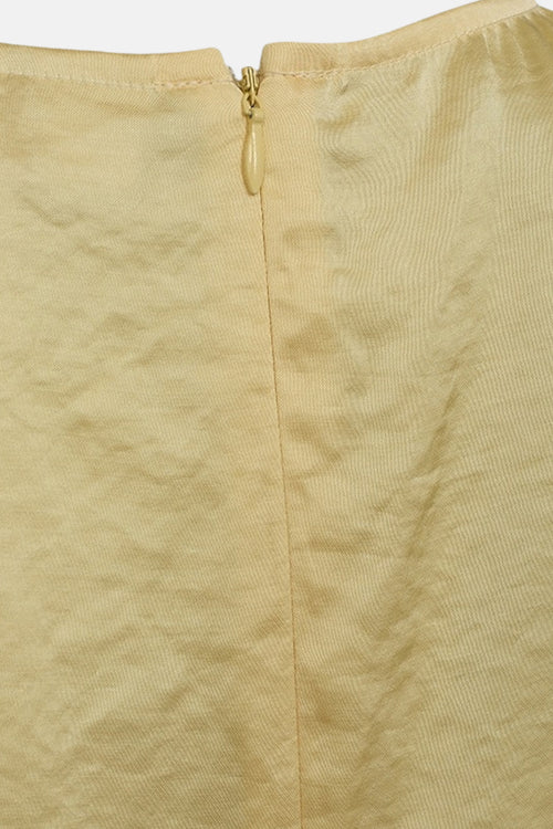 Blouse jaune de FREEQUENT, dos avec fermeture éclair et tissu fluide légèrement froissé.