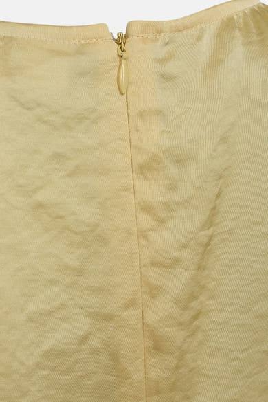Blouse jaune de FREEQUENT, dos avec fermeture éclair et tissu fluide légèrement froissé.