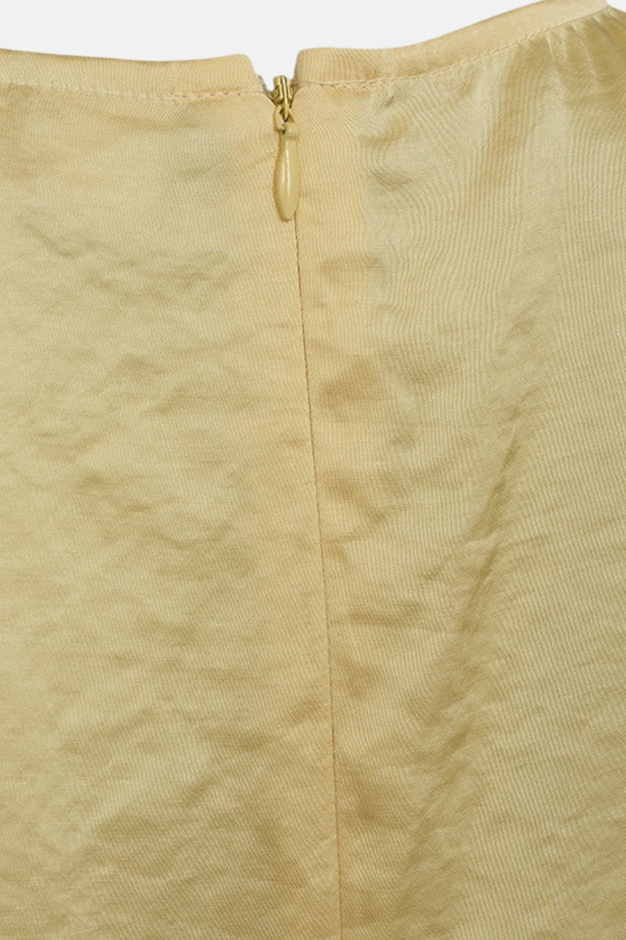 Blouse jaune de FREEQUENT, dos avec fermeture éclair et tissu fluide légèrement froissé.