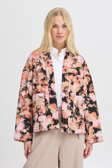 Multikleurig overhemd met lange mouwen van B.YOUNG, gedragen open over een effen beige broek.