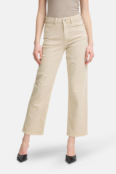 Jean droit en denim écru de B.YOUNG, porté avec un t-shirt beige et des escarpins pointus noirs.