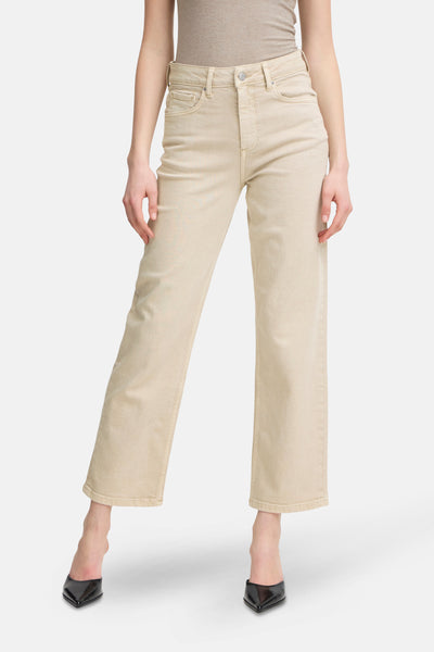 Jean droit en denim écru de B.YOUNG, porté avec un t-shirt beige et des escarpins pointus noirs.