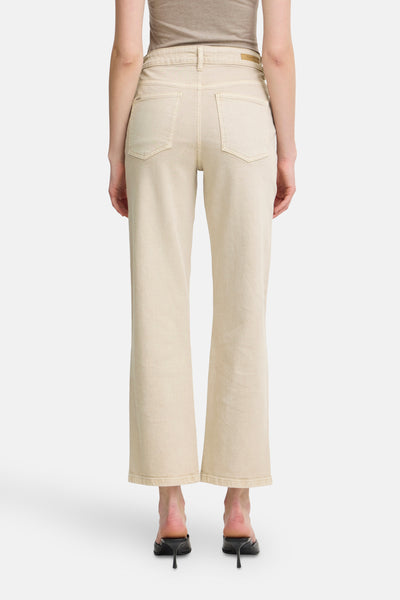 Jean droit en denim écru de B.YOUNG, vue arrière, porté avec des mules noires à talons aiguilles.