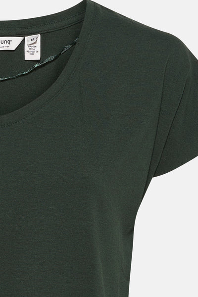 T-shirt vert à manches courtes de B.YOUNG, avec encolure ronde et étiquette de taille visible.