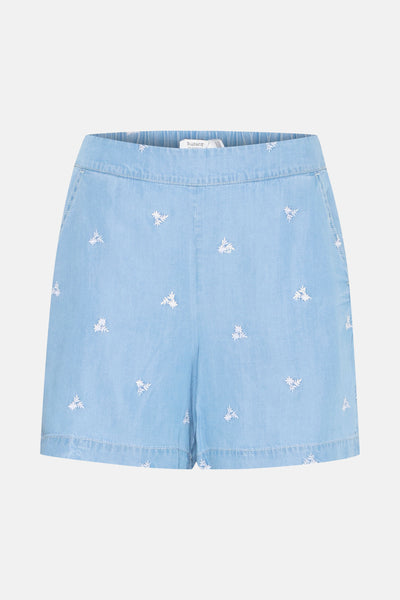 Short en denim bleu clair de B.YOUNG, orné de broderies florales blanches délicates.