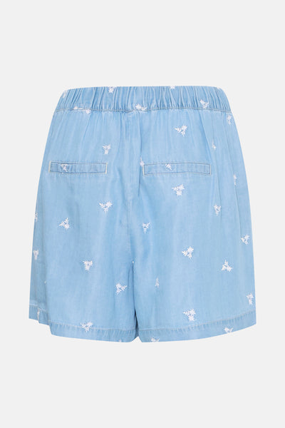 Short en denim bleu clair de B.YOUNG, avec taille élastique et broderies fleuries blanches.
