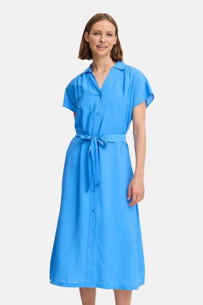 Robe bleu de B.YOUNG, style chemisier avec ceinture nouée, texture subtile et coupe midi.