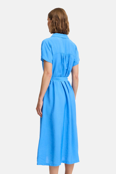 Robe bleu van B.YOUNG, avec une ceinture à la taille et une texture subtile, vue de dos.
