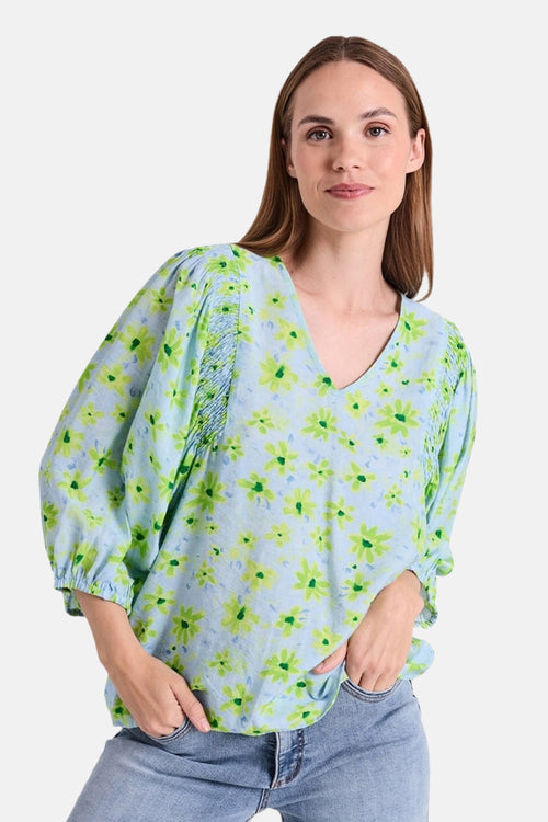 Blouse 3/4 multicolore de FREEQUENT, à motif floral vert et jaune, avec manches bouffantes.