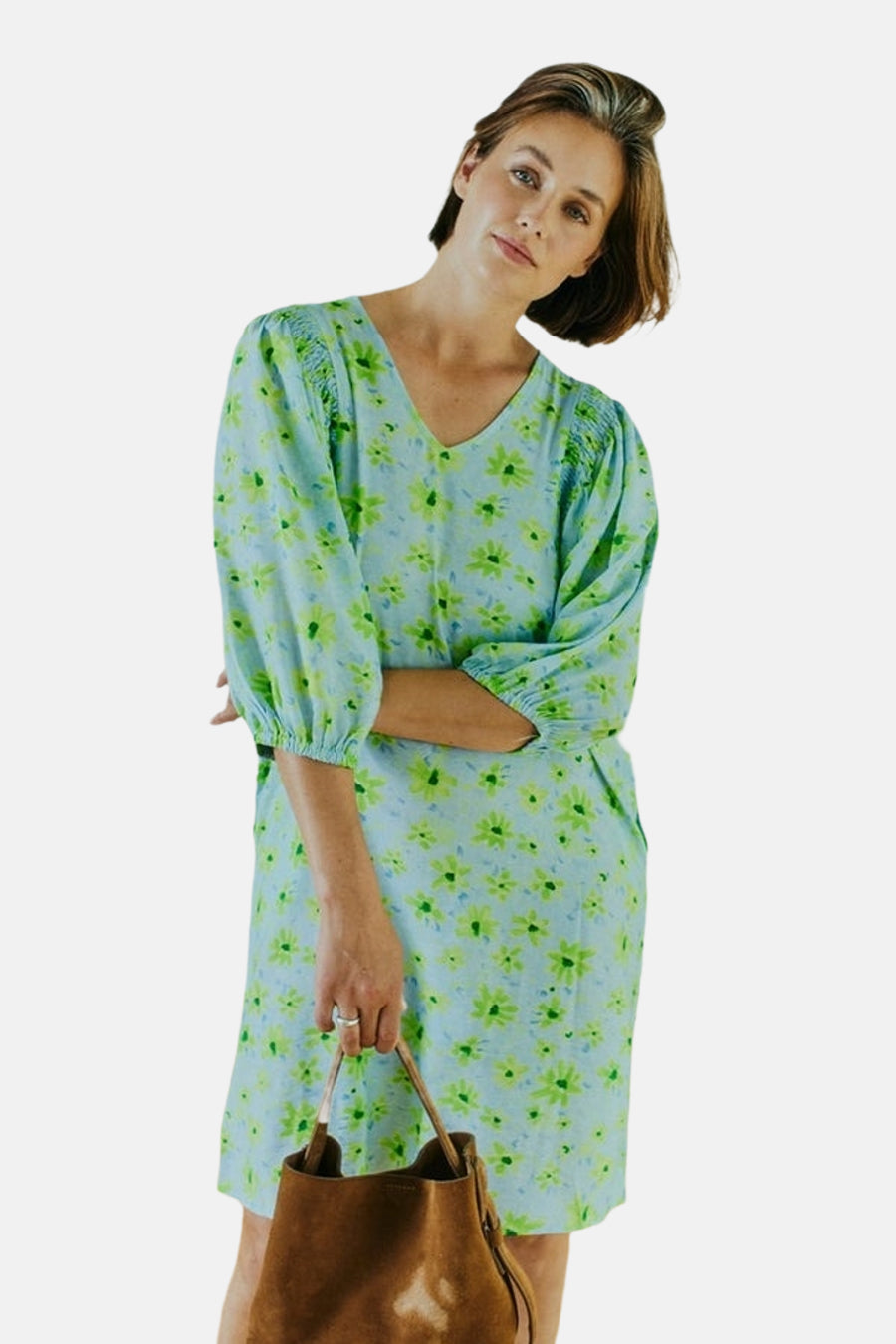 Robe trois-quarts multicolore de FREEQUENT, à motif floral vert sur fond bleu, avec manches trois-quarts bouffantes.