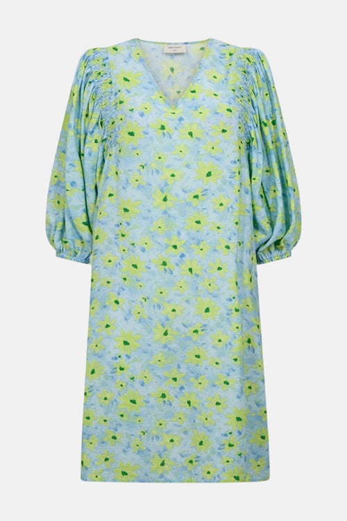 Robe 3/4 multicolore de FREEQUENT, à motif floral jaune et vert, avec manches bouffantes.
