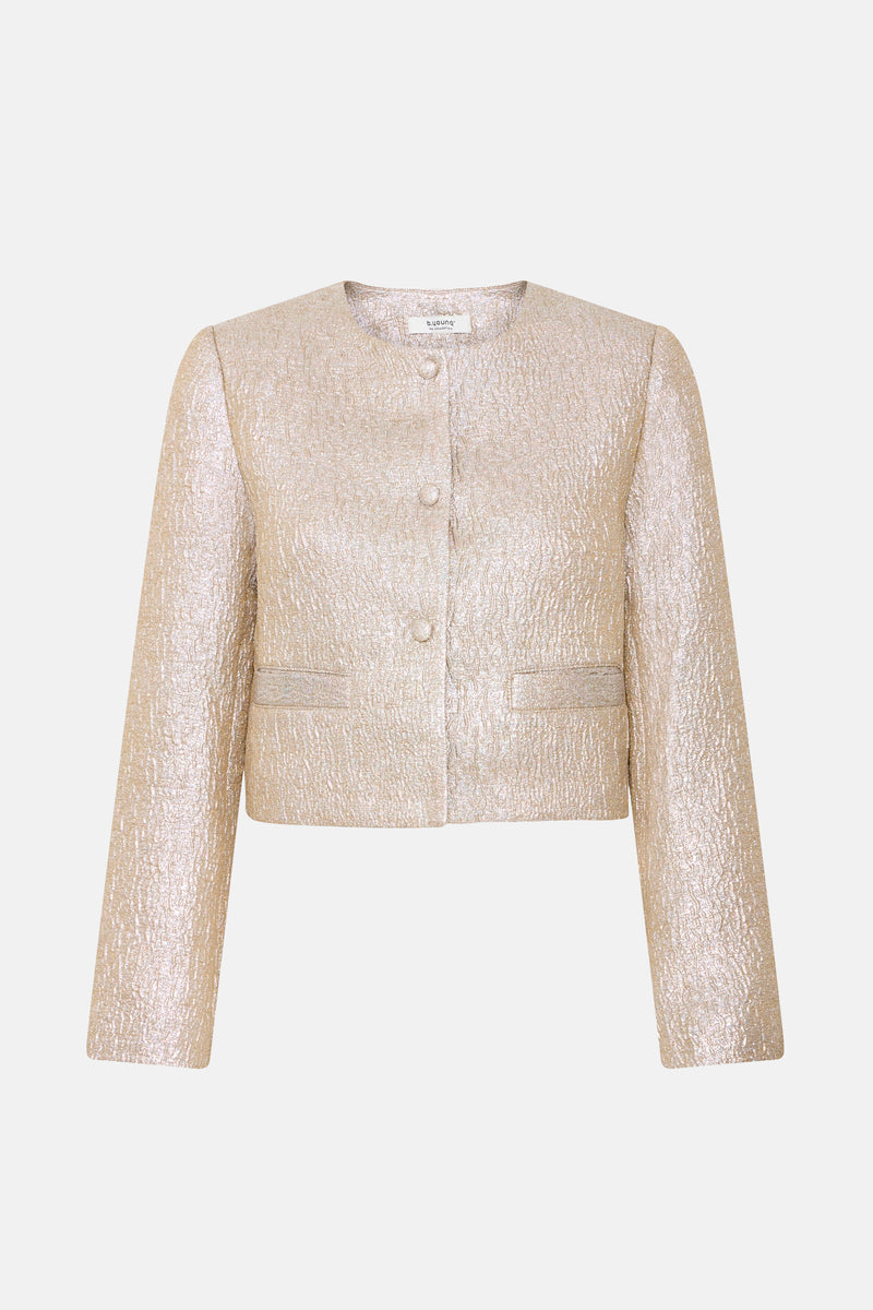 Korte beige jas van B.YOUNG met glanzende textuur, knopen en decoratieve zakken.