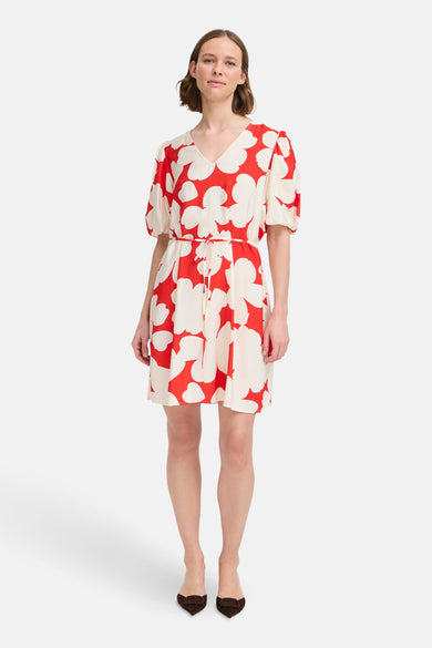 Robe courte rouge et blanche de B.YOUNG, avec motif floral et ceinture nouée à la taille.