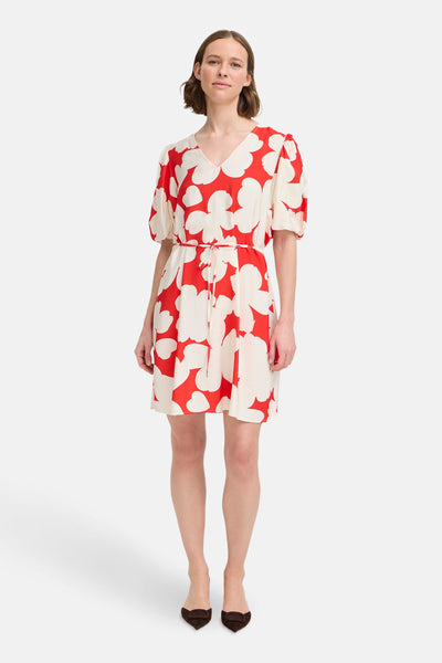 Robe courte rouge et blanche de B.YOUNG, avec motif floral et ceinture nouée à la taille.
